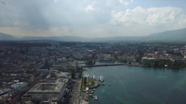 Güneşli bir günde şehir manzaralı Cenevre Göl Koyu 'nun havadan manzarası, İsviçre, 4k 