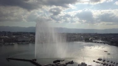 Güneşli bir günde şehir manzaralı Cenevre Göl Koyu 'nun havadan manzarası, İsviçre, 4k 