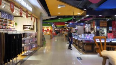 Qingdao şehir merkezi ünlü alışveriş merkezi yürüyen panorama 4k porselen