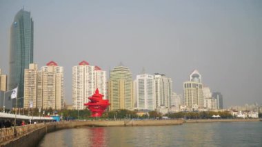 Qingdao şehri şehir merkezinde güneşli bir akşam ünlü turist olimpiyat pisti panoraması 4k Çin