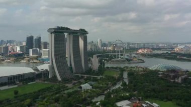 Singapur caddelerinde gündüz vakti hava manzarası, 4K