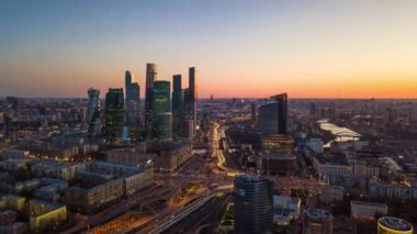 Moskova şehir trafik sokakları, havadan manzaralı panorama 4k, Rusya gece aydınlandı