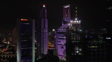 Gece boyunca hava manzarası Singapur sokaklarını aydınlattı, 4K