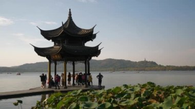 Güneşli bir gün, Hangzhou şehri ünlü West Lake Pier Bay Pagoda ağır çekim panorama 4k Çin porseleni