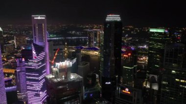 Gece boyunca hava manzarası Singapur sokaklarını aydınlattı, 4K