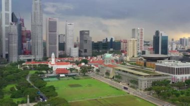 Singapur caddelerinde gündüz vakti hava manzarası, 4K