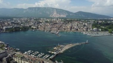 Güneşli bir günde şehir manzaralı Cenevre Göl Koyu 'nun havadan manzarası, İsviçre, 4k 