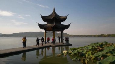 Güneşli bir gün, Hangzhou şehri ünlü West Lake Pier Pagoda ağır çekim panorama 4k Çin porseleni.