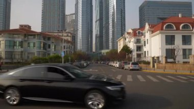 Güneşli bir akşam Qingdao şehri şehir merkezindeki trafik körfezi sokağı panoraması 4k porselen.