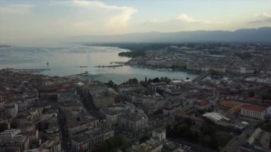 İsviçre göl körfezi ile Cenevre şehir manzarası, 4K 