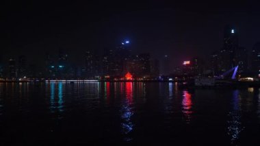 Gece aydınlandı Qingdao şehri modern şehir merkezi körfezi ünlü anıt panorama 4k porseleni