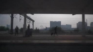 Qingdao 'dan Nanjing şehrine, günbatımı trenine, tren istasyonuna, yolcu bölümüne, panorama 4k çin.