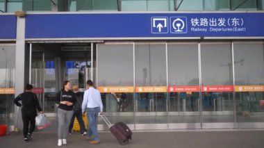 gündüz vakti Qingdao şehri ünlü merkez tren istasyonu girişi yavaş çekim panorama 4k porselen