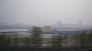 Qingdao 'dan Nanjing şehrine. Günbatımı trenine. Endüstriyel yol.