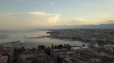 İsviçre göl körfezi ile Cenevre şehir manzarası, 4K 