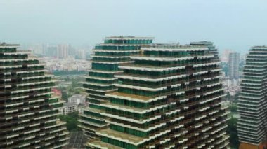 Ünlü otel kompleksi Hainan, Çin, 4K ile Sanya şehir manzarası. 