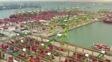 Singapur şehrindeki ünlü liman limanının hava manzarası, 4k