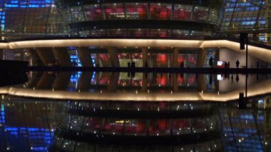 Hangzhou şehri gece vakti aydınlatma ünlü büyük tiyatro çeşmesi kare panorama 4k porselen