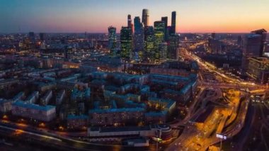 Moskova üzerinde günbatımı gökyüzü sokak trafiği, hava manzarası zaman çizelgesi Rusya