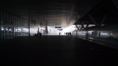 gündüz vakti Qingdao şehir tren istasyonu platformunda ağır çekimde yürüyen panorama 4k porselen