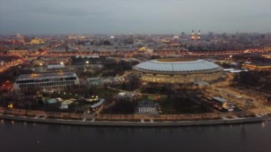 Moskova şehri nehir kenarı yol kenarı, yavaş çekim panorama 4k 