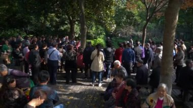 Güneşli bir gün Hangzhou şehri ünlü batı gölü kalabalık Bay Park müziği yavaş çekim panorama 4k porselen gösteriyor.