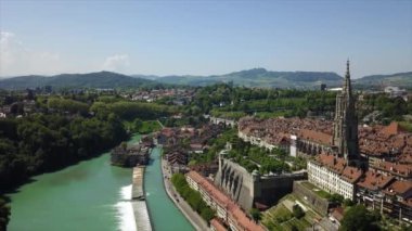 Güneşli bir günde Bern şehrinin hava manzarası, 4K 