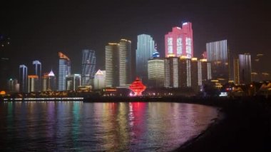 Gece aydınlatması, şehir merkezindeki ünlü qingdao şehri yürüyüş sahası panorama 4k porseleni.