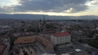 Gündüz Cenevre şehir manzarasının hava manzarası, İsviçre, 4k 