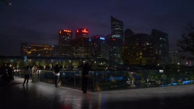 Gece vakti aydınlık Hangzhou şehri şehir merkezinde ünlü park üstü panorama 4k porseleni