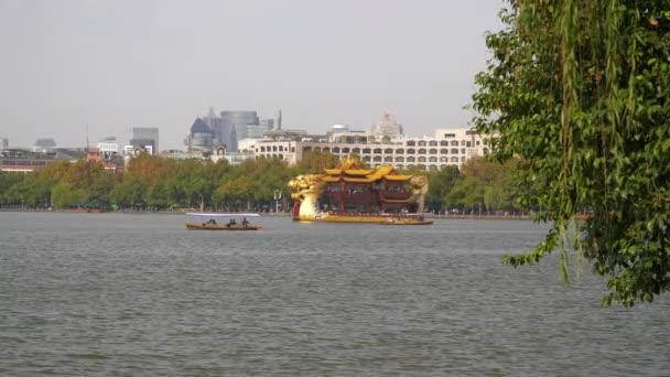 晴れた日杭州市有名な西湖船レストランボート交通ベイスローモーションパノラマ4K中国 — ストック動画