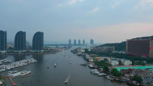 海南岛三亚城著名港口空中全景 晚间新闻 — 图库视频影像