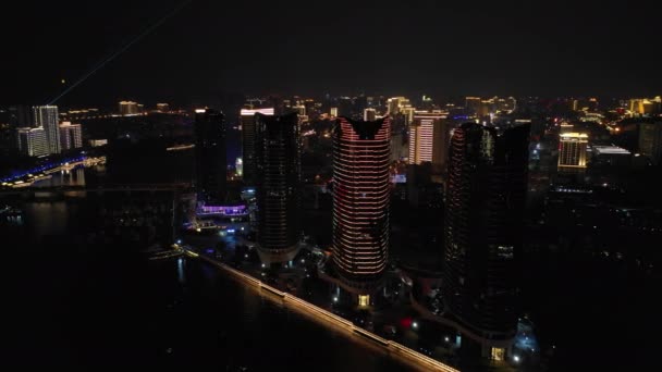 Panorama Aéreo Complexo Apartamentos Beira Rio Iluminado Noite Baía Sanya — Vídeo de Stock