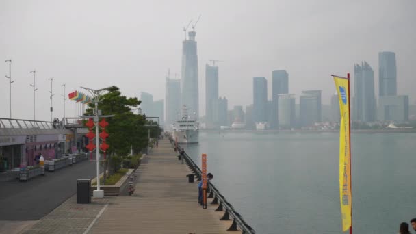 Sonniger Tag Qingdao Stadt Berühmte Fußgängerzone Leuchtturm Pier Innenstadt Bucht — Stockvideo