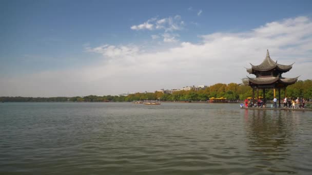 오늘은 호수만의 격납고 시민들로 붐비는 의느리게 움직이는 파노라마 차이나 — 비디오