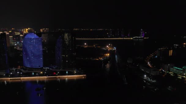 Panorama Aérien Complexe Appartements Lumineux Nocturne Bord Rivière Baie Sanya — Video