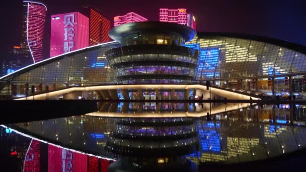 杭州市区夜间照明著名的大剧院喷泉广场全景4K瓷器 — 图库视频影像