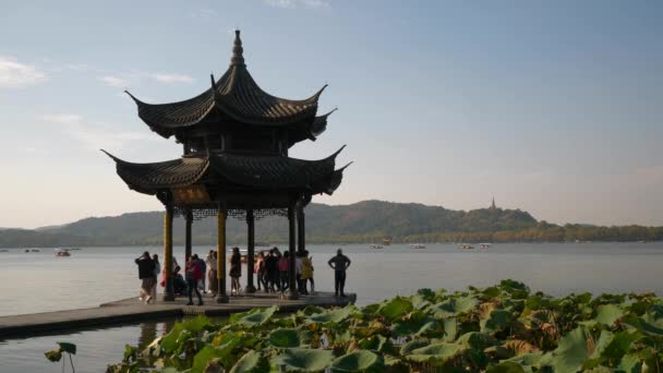 晴れた日の時間杭州市有名な西湖桟橋ベイ塔スローモーションパノラマ4K中国 — ストック動画