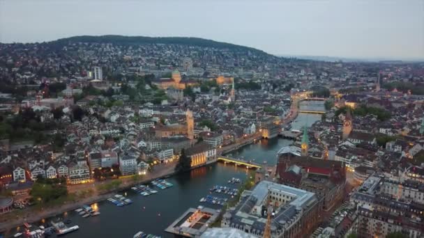 Panorama Aéreo Crepúsculo Iluminado Zurique Baía Beira Lago Suíça — Vídeo de Stock