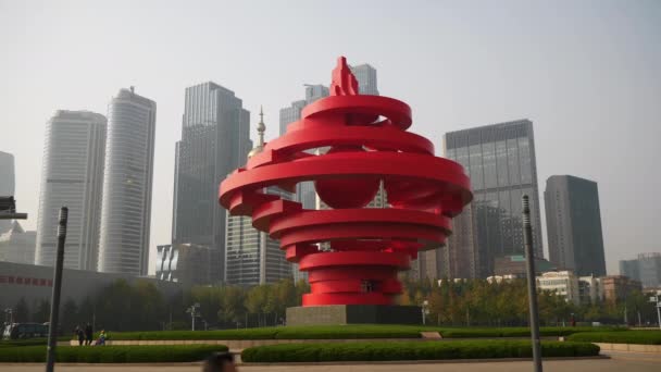 Dia Ensolarado Qingdao Centro Cidade Famoso Monumento Quadrado Centro Cidade — Vídeo de Stock