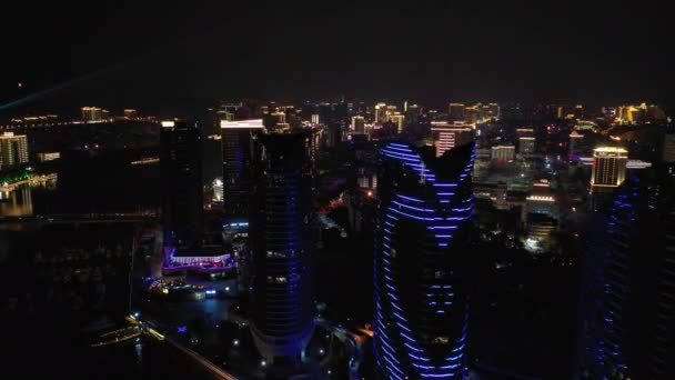 Panorama Aéreo Complexo Apartamentos Beira Rio Iluminado Noite Baía Sanya — Vídeo de Stock