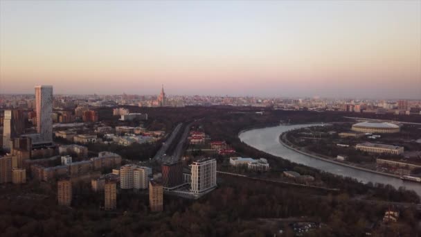 道路交通 空中都市ロシアとモスクワ市の上の日没の空 — ストック動画