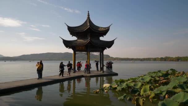 Güneşli Bir Gün Hangzhou Şehri Ünlü West Lake Pier Pagoda — Stok video