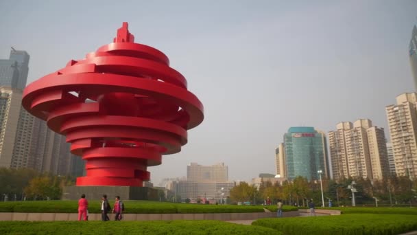 Zonnige Dag Qingdao Centrum Beroemde Monument Verkeersplein Centrum Panorama Porselein — Stockvideo