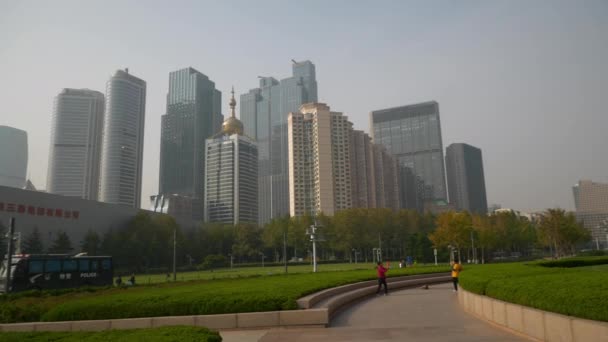 Zonnige Dag Qingdao Stad Centrum Beroemde Monument Voorplein Panorama Porselein — Stockvideo