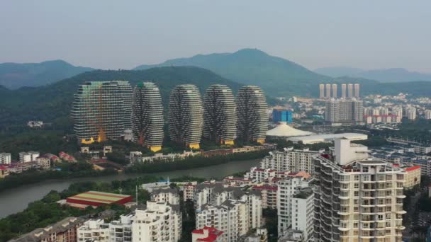 Luchtfoto Panorama Van Sanya Stadsgezicht Met Beroemde Hotel Appartementencomplex Hainan — Stockvideo