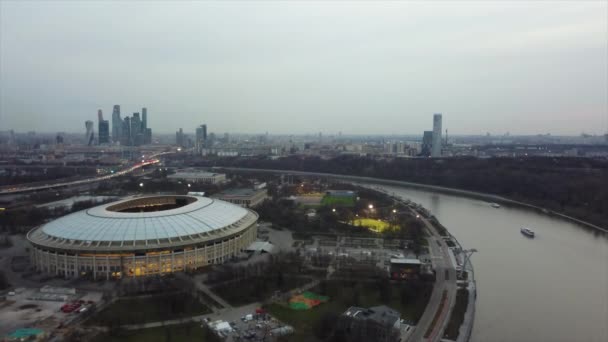 Βραδιά Συννεφιά Πάνω Από Την Πόλη Της Μόσχας Την Κυκλοφορία — Αρχείο Βίντεο