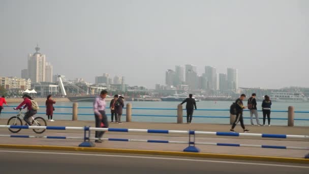 晴天清岛市著名的奥运步行湾全景4K中国 — 图库视频影像