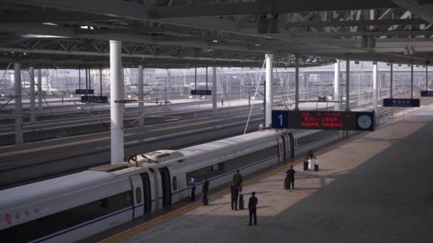 Día Soleado Qingdao Ciudad Estación Tren Plataforma Cámara Lenta Superior — Vídeo de stock
