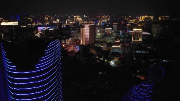 Flygfoto Panorama Över Natten Upplyst Flod Lägenhetskomplex Vid Sanya Bay — Stockvideo